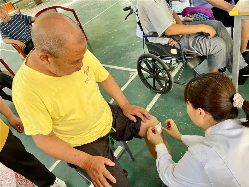 医护志愿者为入住老人进行健康检查