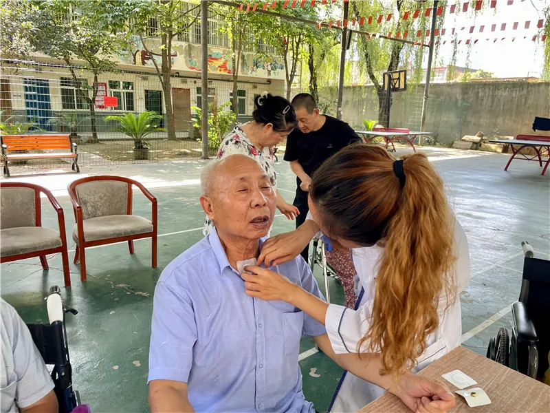 医养联动志愿服务：护理人员进行康复指导