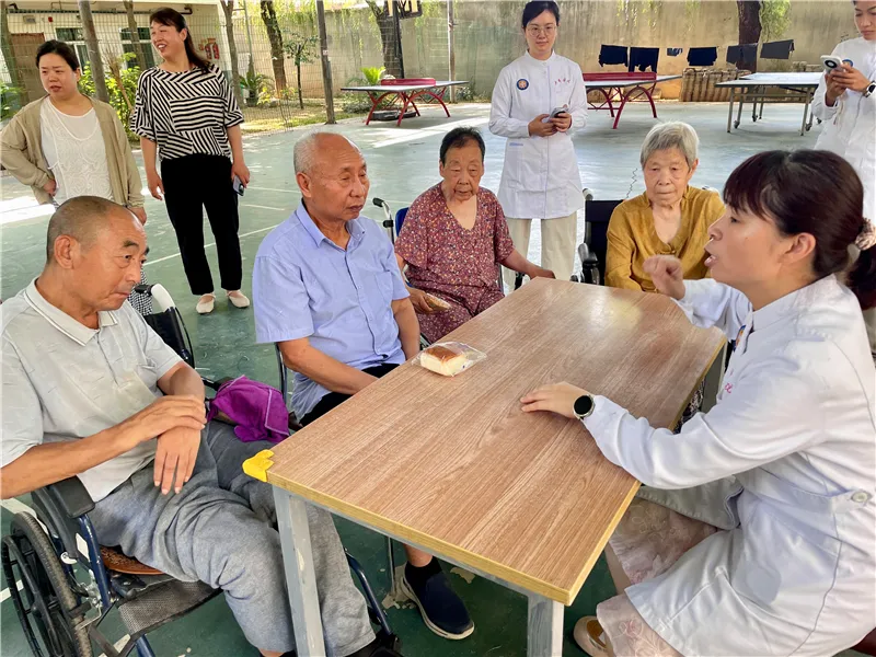 医护志愿者与公寓长者亲切交流