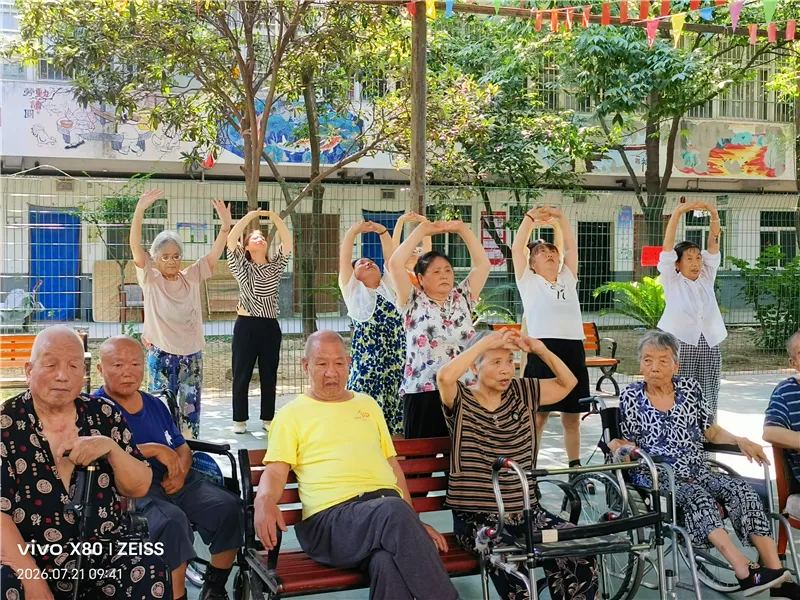 医养联动志愿服务：护理人员进行康复指导
