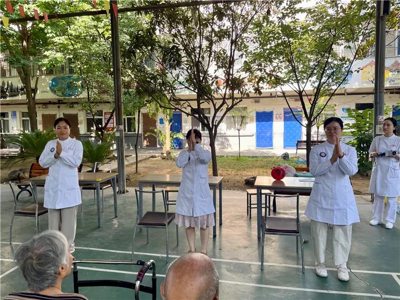 医养联动志愿服务：医护人员为长者测量血压