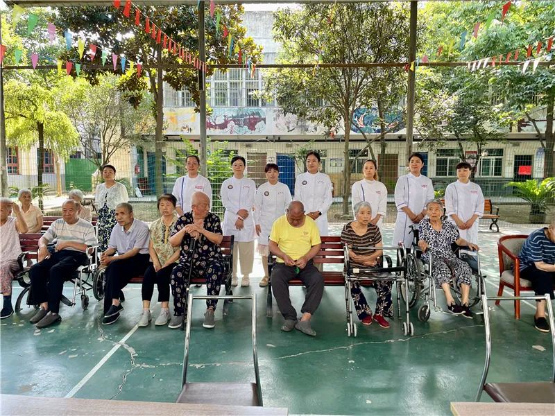 医养联动志愿服务：护理人员进行康复指导