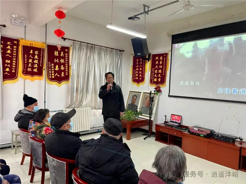 工作人员为长者分发节日水果糕点