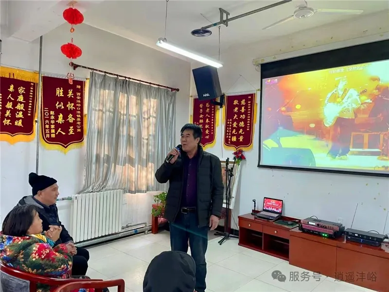 工作人员为长者分发节日水果糕点
