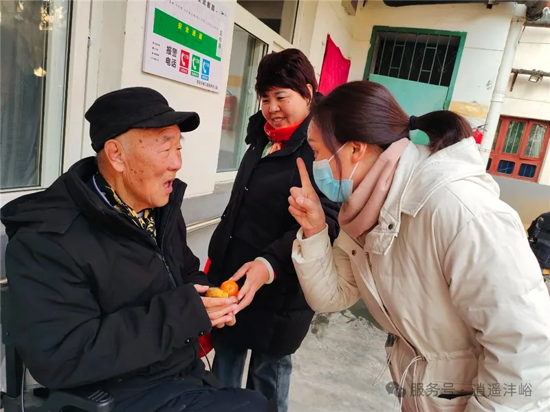 工作人员为长者分发节日水果糕点
