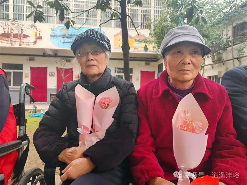 志愿者为长者送上康乃馨鲜花