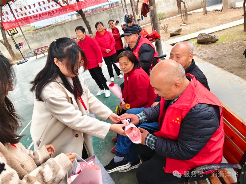 长者手捧鲜花笑容满面