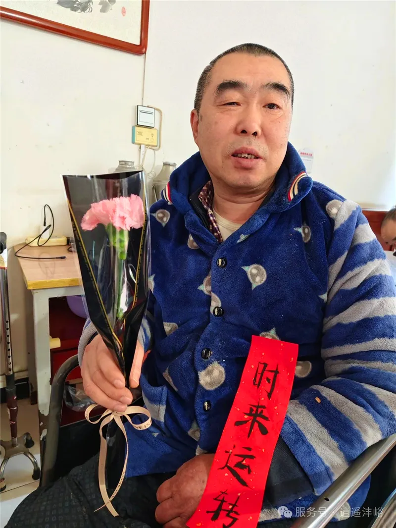 志愿者为长者送上康乃馨鲜花