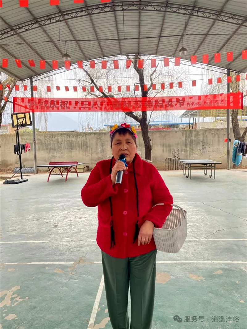 志愿者为长者送上康乃馨鲜花