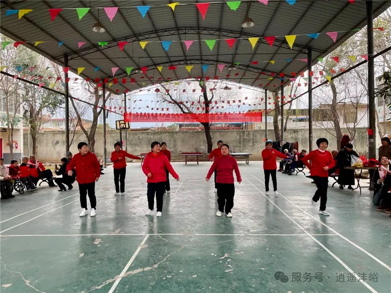 长者手捧鲜花笑容满面