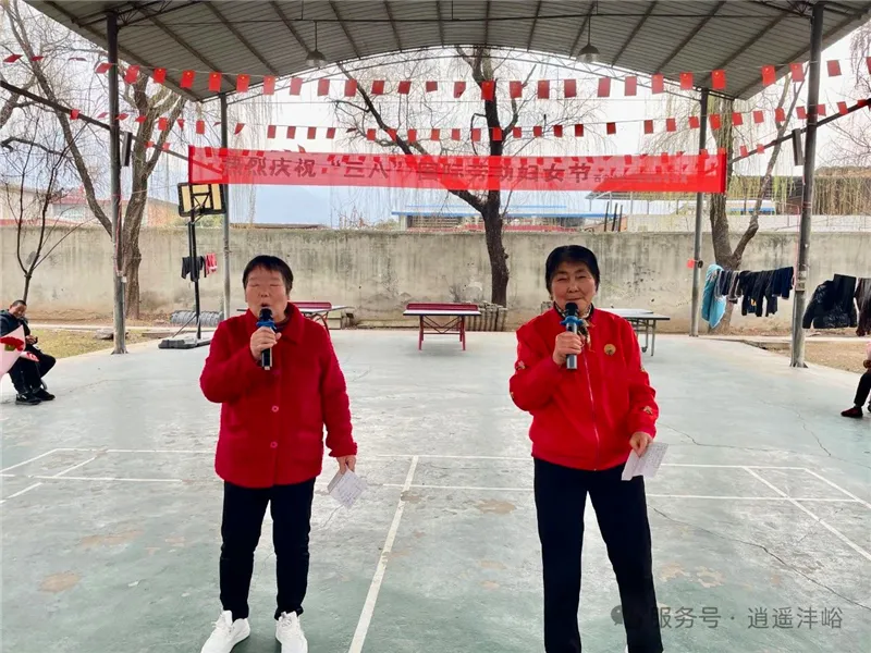 志愿者为长者送上康乃馨鲜花