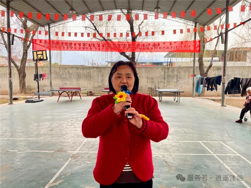 长者手捧鲜花笑容满面