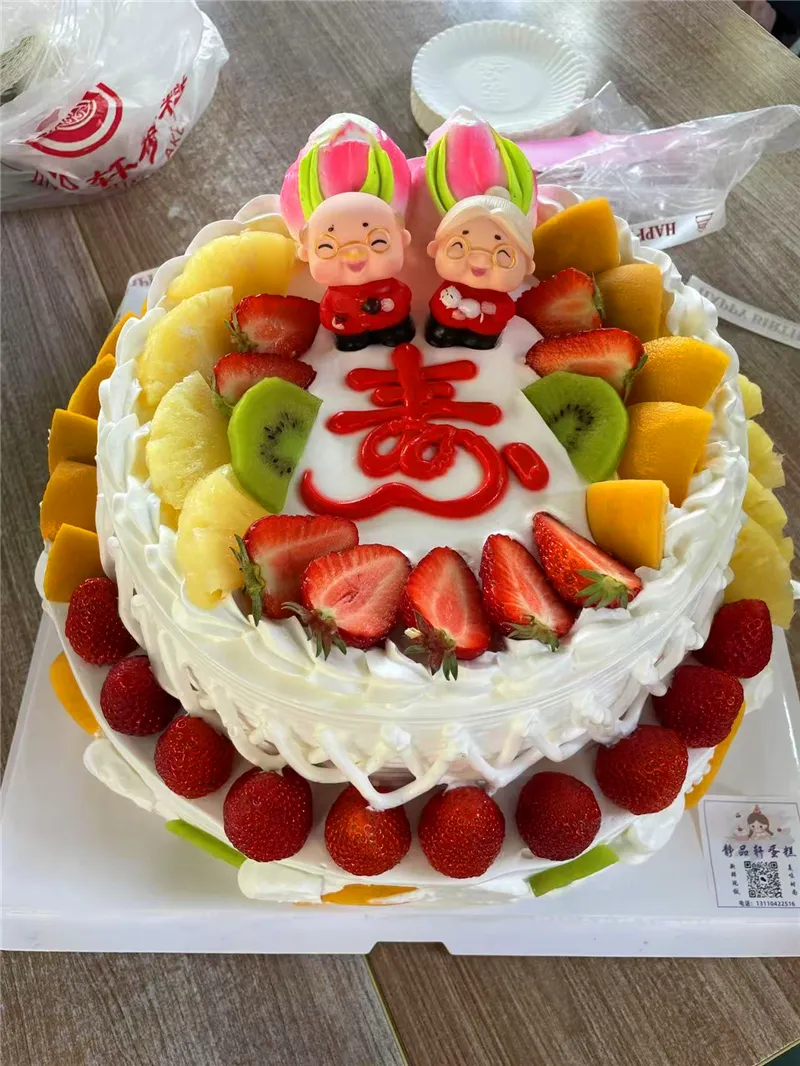 为四月寿星准备的寿桃生日蛋糕