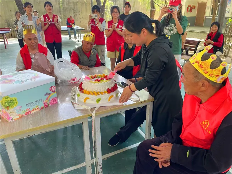 志愿者与长者共同布置生日会现场