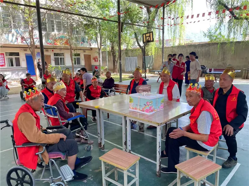 四月长者集体生日会寿桃蛋糕