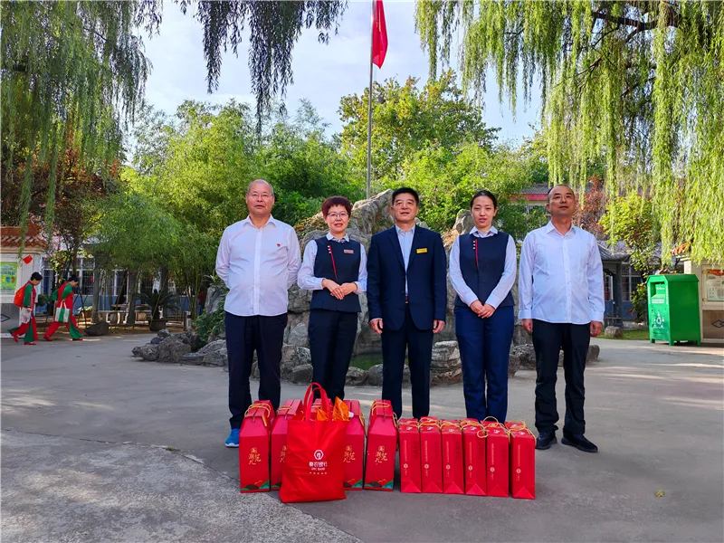 重阳节社会各界爱心人士到访慰问合影