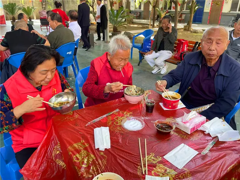 重阳节爱心单位到访慰问合影
