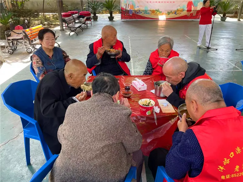 长者围坐共度重阳佳节