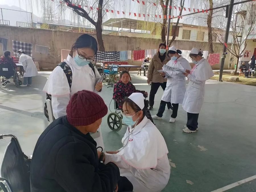培华学院医疗小分队志愿者为长者义诊
