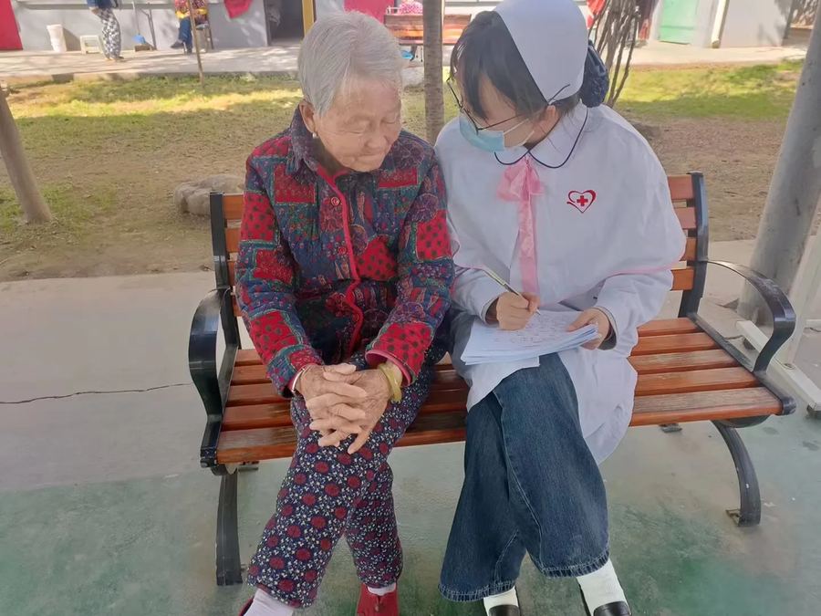 志愿者耐心为长者进行健康检查