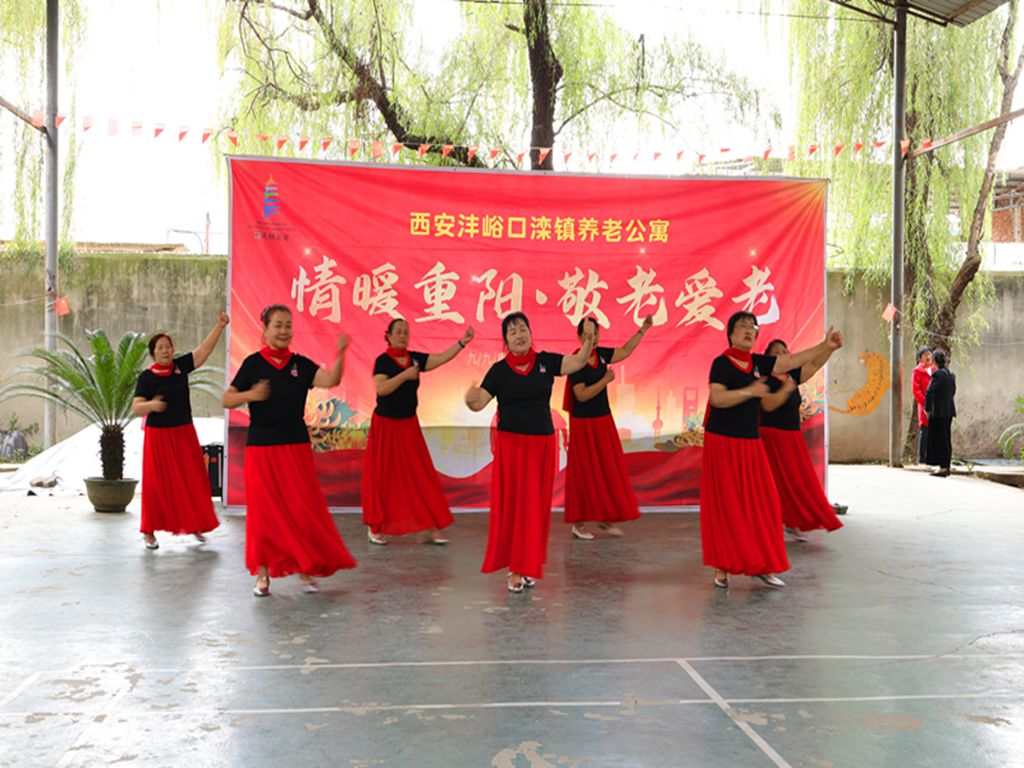 长辈们在秋日暖阳下围坐话家常